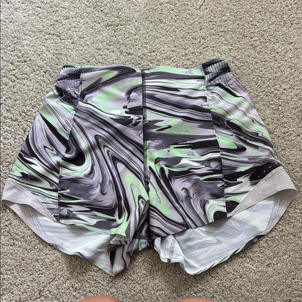 LULULEMON Black Grey Green Swirl 4" Shorts 6/S